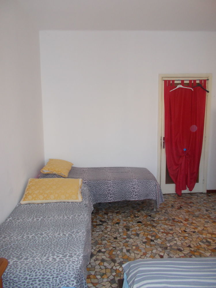 B&B Students Home Pavia Bagian luar foto